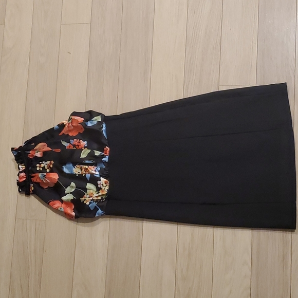 Black pencil dress with flowerly top - Picture 2 of 4